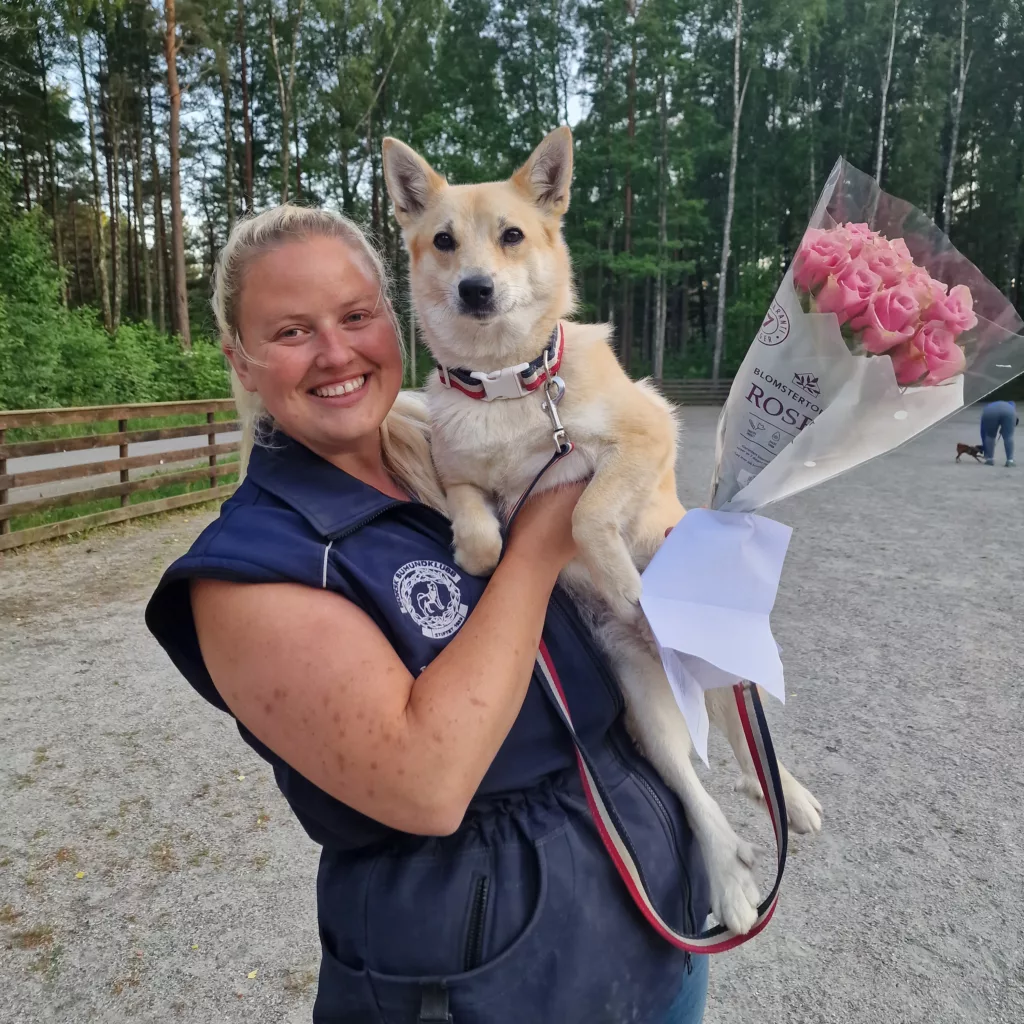 hundetrener Ina M. Gabrielsen hobbyhund akademiet premie hundestevne blomster utendørs buhund