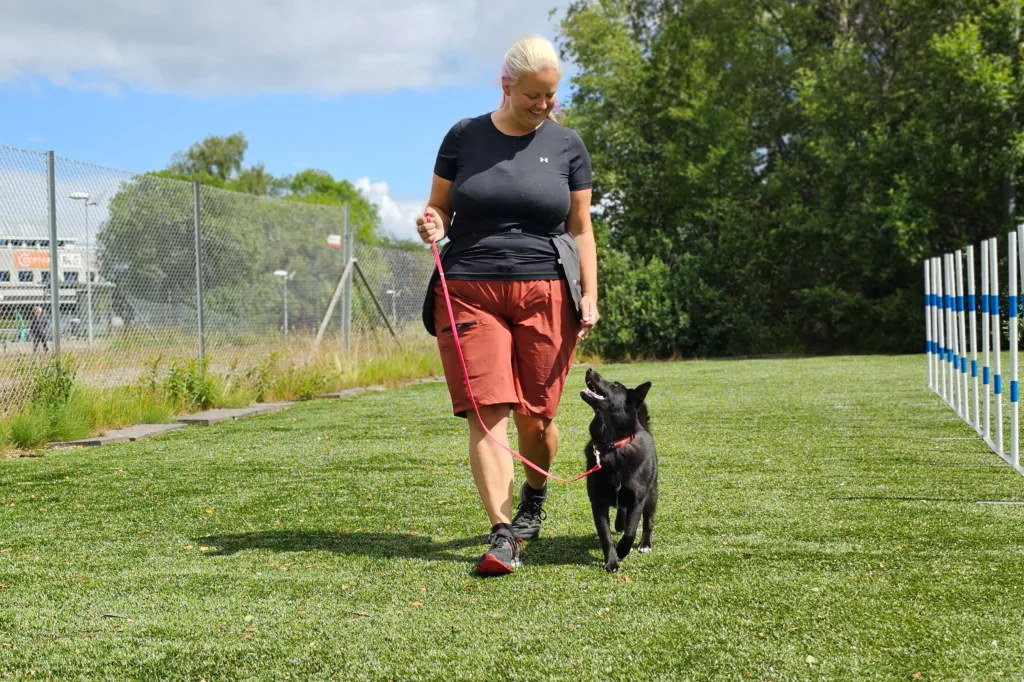 hundetrener Ina M. Gabrielsen hobbyhund akademiet lydighet rallylydighet går med hund glad utendørs